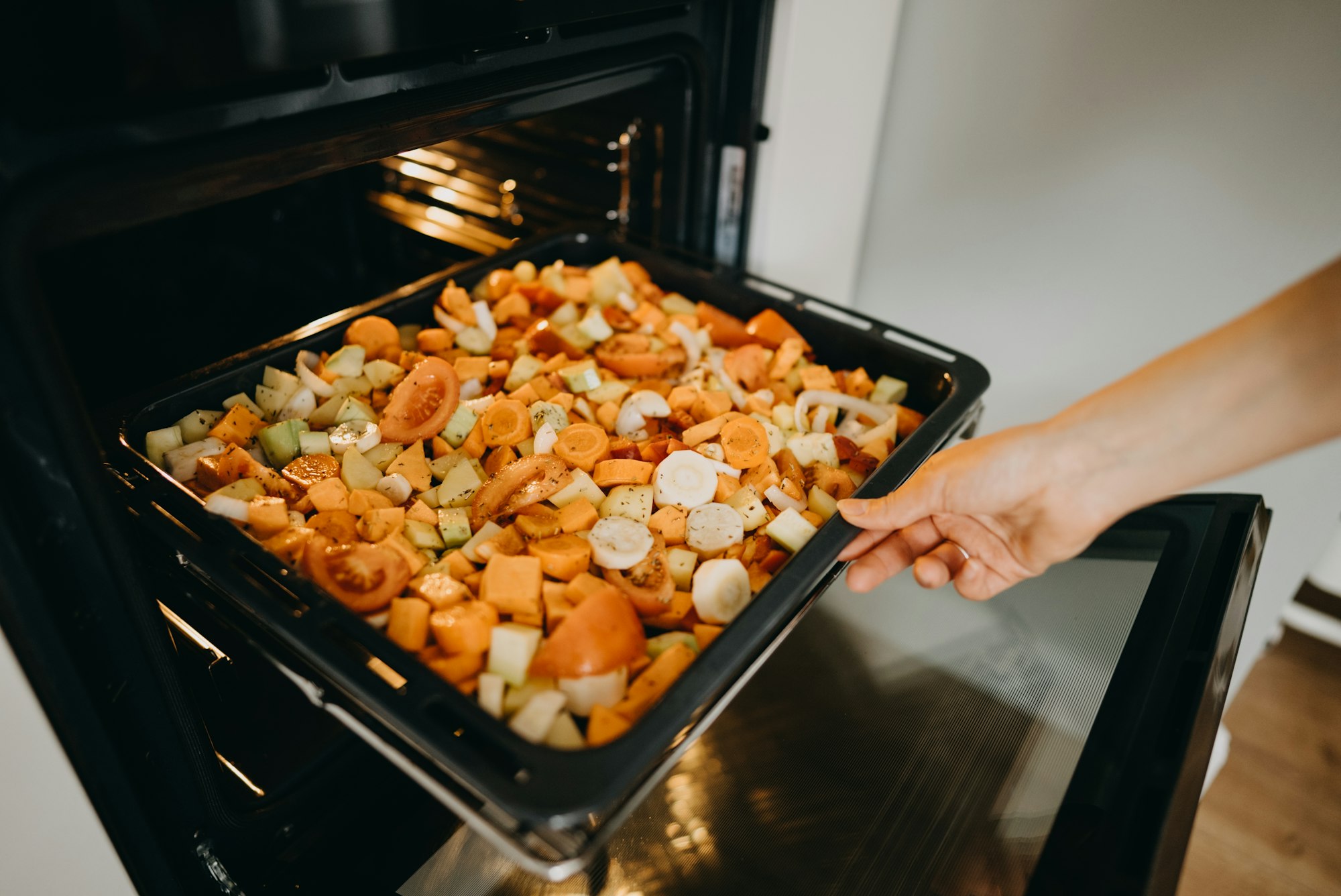 Cooking a vegetable tray at oven